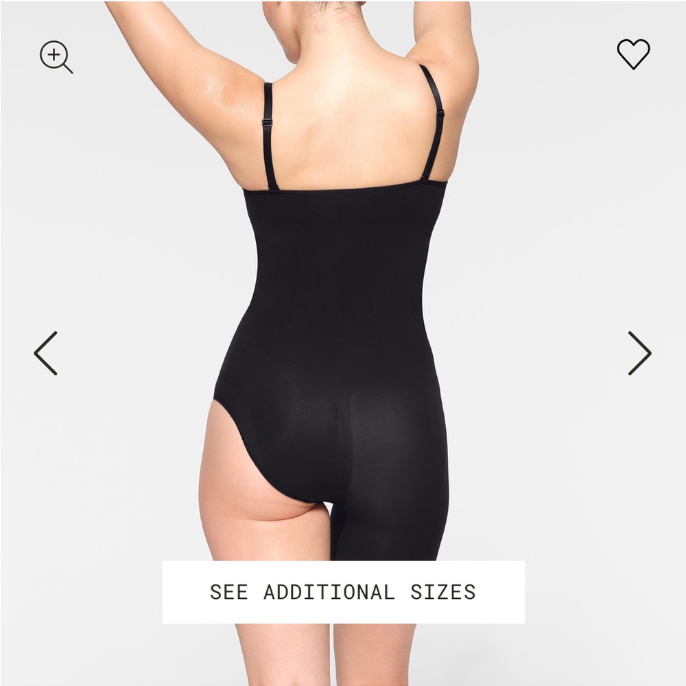 SKIMS SEAMLESS SCULPT SOLUTION SHORT LEFT LEG EXPOSED - Picture 3 of 10